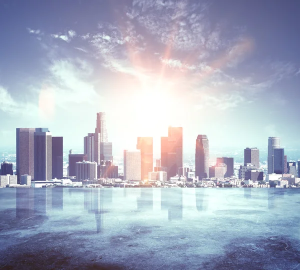 Horizonte de la ciudad con puesta de sol — Foto de Stock