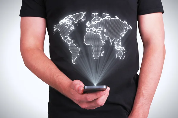 Людина з мобільним телефоном зі світовою картою — стокове фото