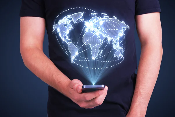 Бізнесмен і мобільний телефон зі світовою картою — стокове фото