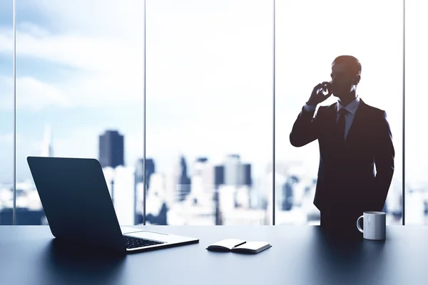 Geschäftsmann im modernen Büro — Stockfoto