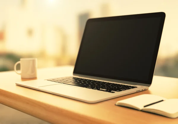 Laptop, tazza e diario sul tavolo — Foto Stock