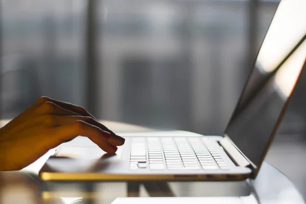 Hand working with laptop — Stock Photo, Image