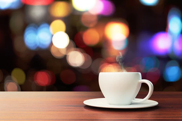 Cangkir kopi di atas meja kayu — Stok Foto