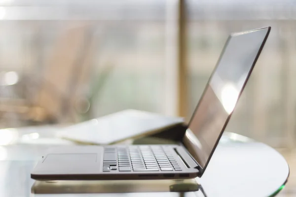 Laptop moderno na mesa de vidro — Fotografia de Stock