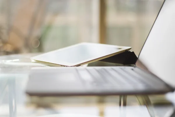 Laptop e tablet digitale sul tavolo — Foto Stock