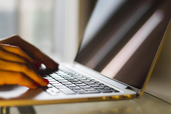 Manos femeninas escribiendo en el ordenador portátil — Foto de Stock