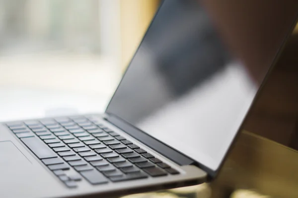 Laptop em uma mesa em casa — Fotografia de Stock