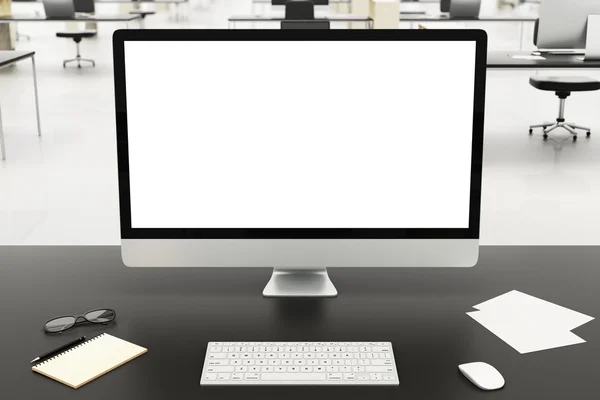 Área de trabalho com monitor de computador em branco — Fotografia de Stock