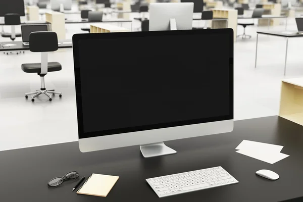 Escritorio con monitor de computadora en blanco — Foto de Stock