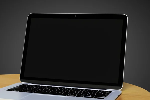 Ноутбук з порожнім екраном на столі — стокове фото
