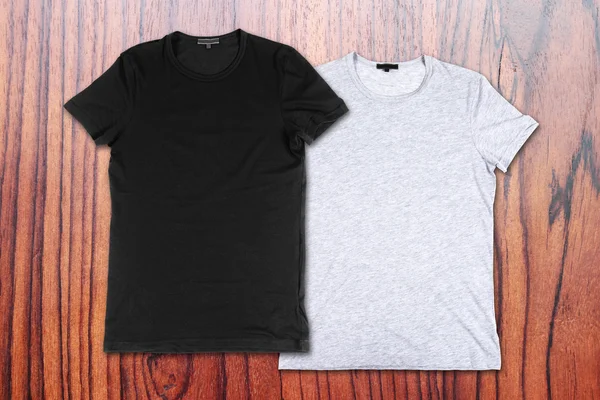 Zwarte en grijze t-shirts — Stockfoto