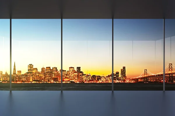 Büyük pencereler ile boş ofis iç — Stok fotoğraf
