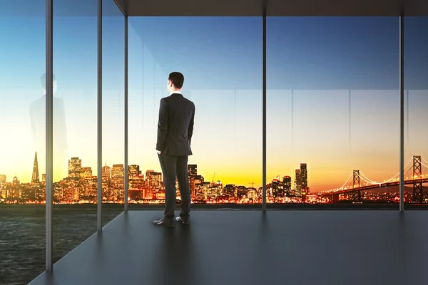 Επιχειρηματίας στο γραφείο που αναζητούν πάνω από το παράθυρο — Φωτογραφία Αρχείου