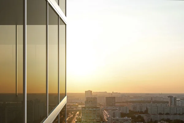 Città riflessa in vetro di edificio di ufficio — Foto Stock