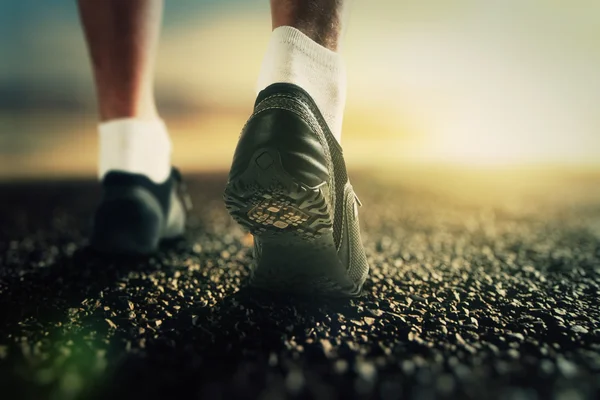Löpare benen på väg — Stockfoto