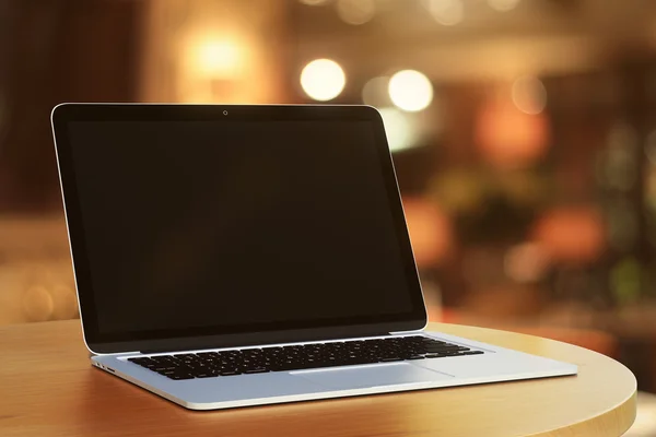 Laptop em branco no café — Fotografia de Stock