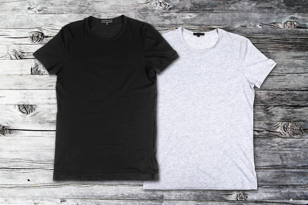 Leere schwarze und graue T-Shirts — Stockfoto