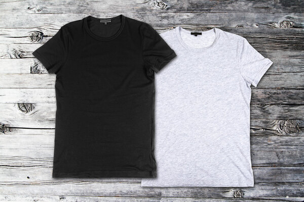 Черные и серые футболки

