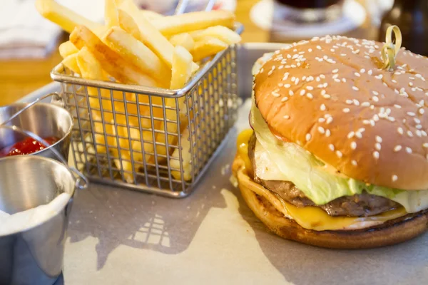 Klasik burger ve patates kızartması — Stok fotoğraf