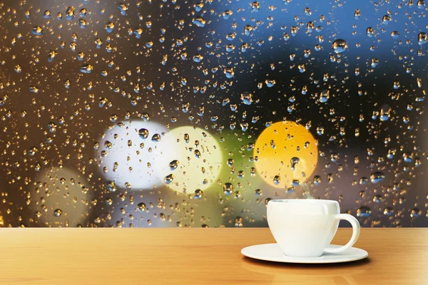 Xícara de café em fundo de gotas de chuva — Fotografia de Stock