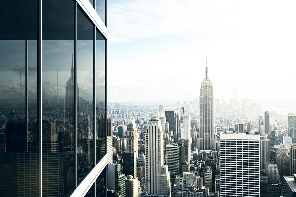 Paisaje urbano reflejado en vidrio de edificio de oficinas —  Fotos de Stock