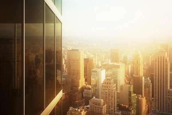 Cityscape weerspiegeld in glas van kantoorgebouw — Stockfoto