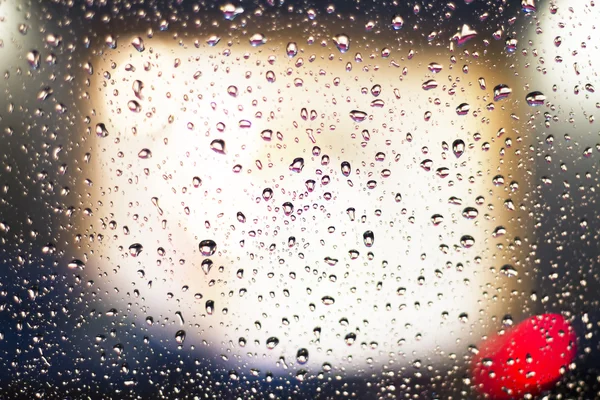 Gotas de chuva na janela de vidro — Fotografia de Stock
