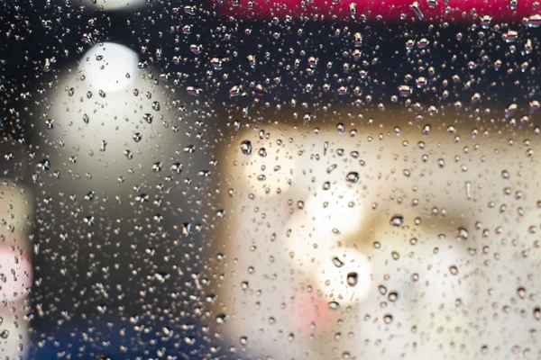 Gotas de chuva no vidro ao pôr do sol — Fotografia de Stock