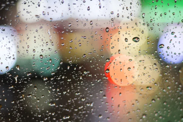 Gotas de chuva na janela de vidro — Fotografia de Stock
