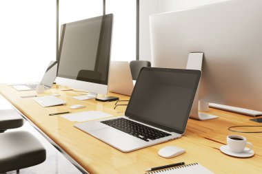 ofis aksesuarları ve bilgisayarları içeren tablo
