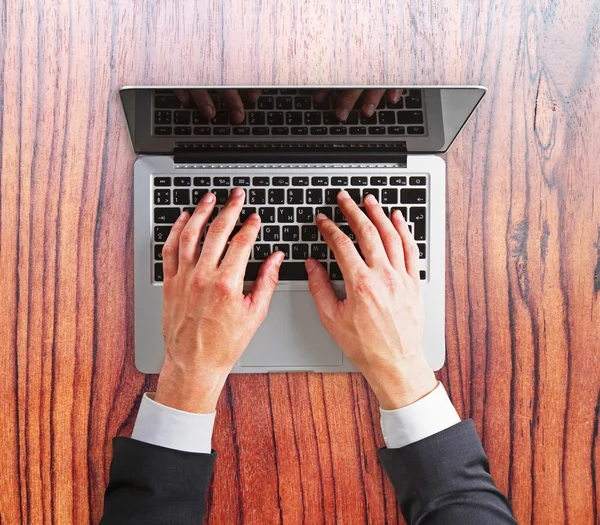 Mãos de homem no teclado laptop — Fotografia de Stock