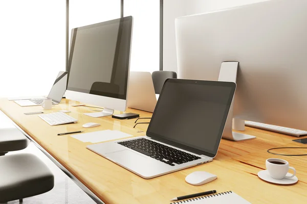 Tisch mit Bürozubehör und Computern — Stockfoto