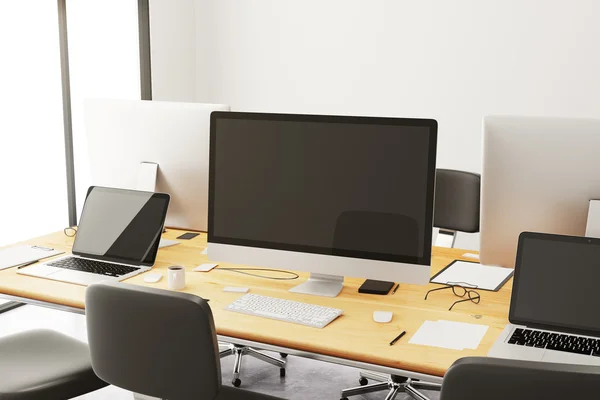 사무실 액세서리와 컴퓨터 테이블 — 스톡 사진