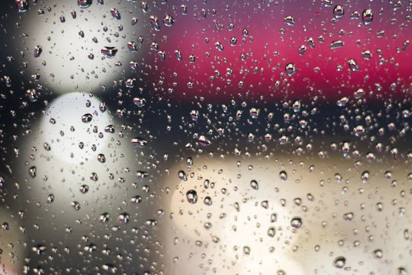 Gotas de chuva na janela de vidro — Fotografia de Stock