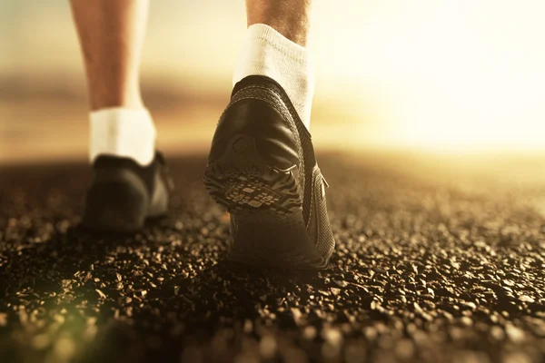 Runner benen op weg bij zonsopgang — Stockfoto