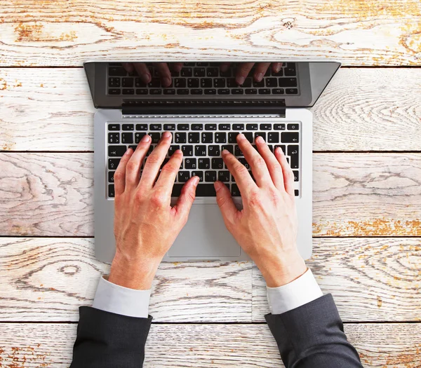 Manos masculinas en el teclado portátil —  Fotos de Stock