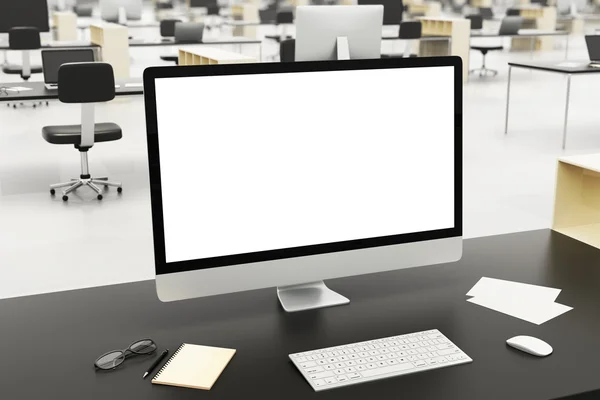 Desktop mit leerem Computermonitor — Stockfoto