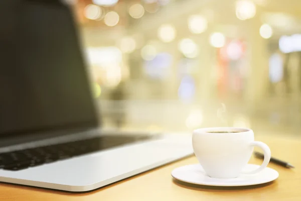 Local de trabalho com laptop e xícara de café — Fotografia de Stock