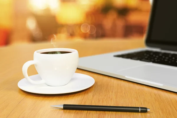 Laptop, xícara de café e caneta — Fotografia de Stock