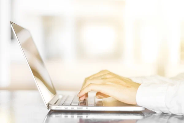 Manos masculinas escribiendo en el portátil — Foto de Stock