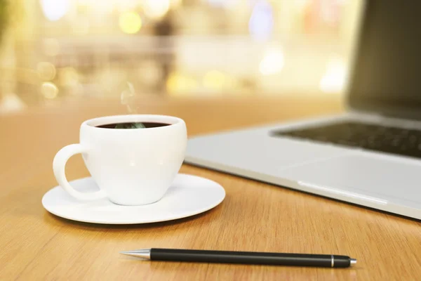 Laptop, kávéscsésze és toll — Stock Fotó