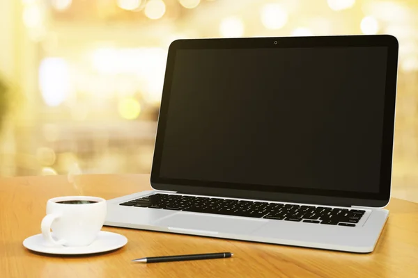 Laptop, xícara de café e caneta — Fotografia de Stock