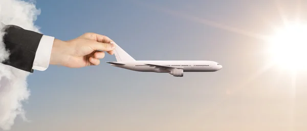 Mão segurando avião branco — Fotografia de Stock