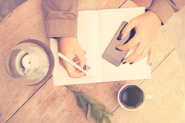 Menina escreve no caderno — Fotografia de Stock