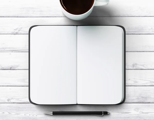 Leeres Tagebuch, Tasse Kaffee und Stift — Stockfoto