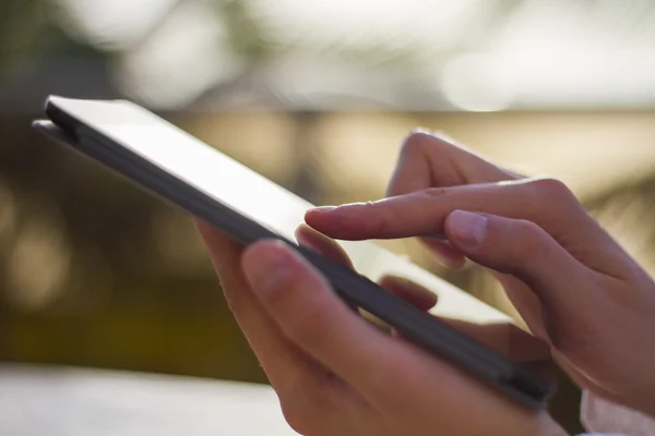 Man met digitale tablet — Stockfoto