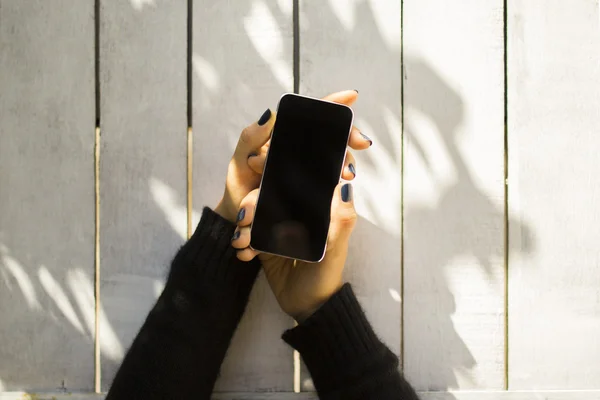 Mãos femininas segurando celular — Fotografia de Stock