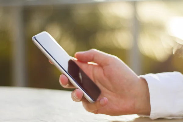 Hombre sosteniendo el teléfono celular —  Fotos de Stock