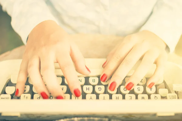 Girl typing on  typewriter — Stock Photo, Image