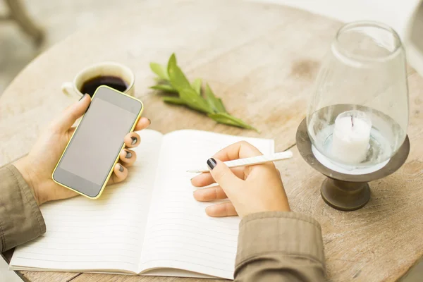 Menina com notebook e telefone celular — Fotografia de Stock